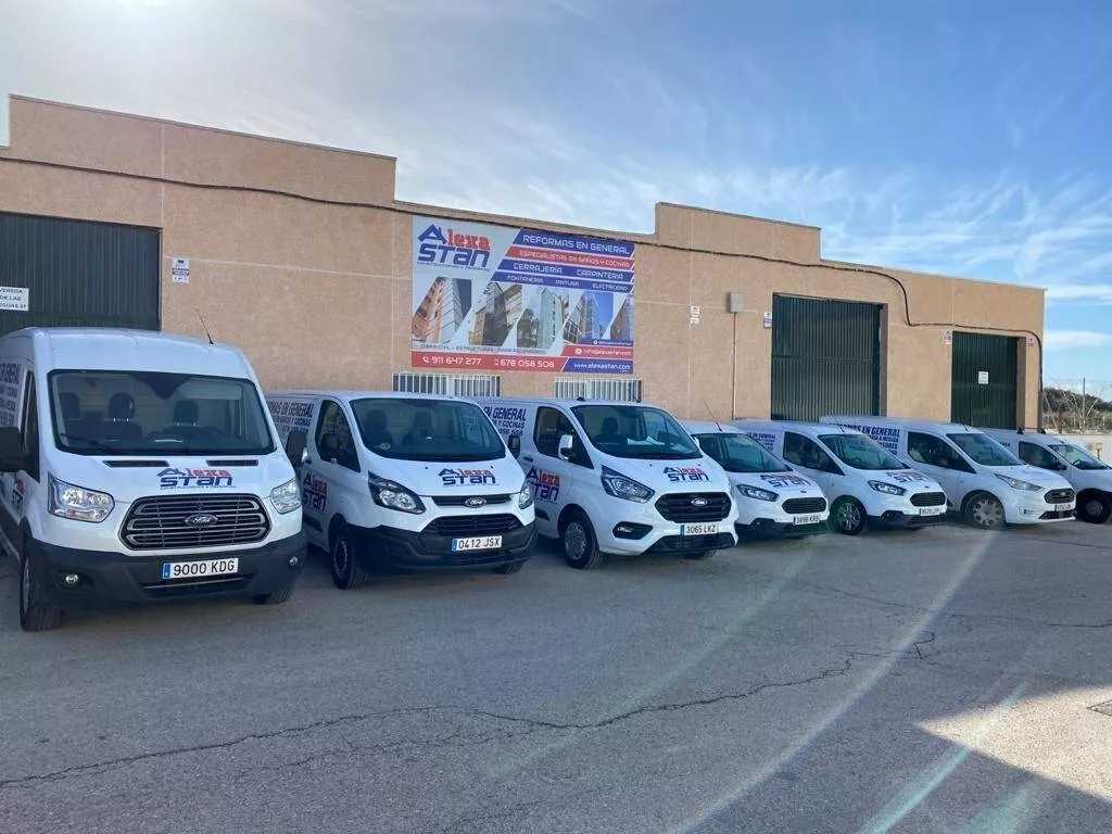 Rotulación de vehículos en furgoneta con diseño publicitario completo, Rotusil