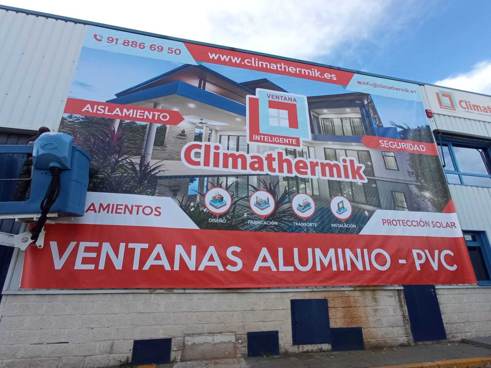 Lona publicitaria impresa en fachada de edificio comercial, Rotusil Madrid