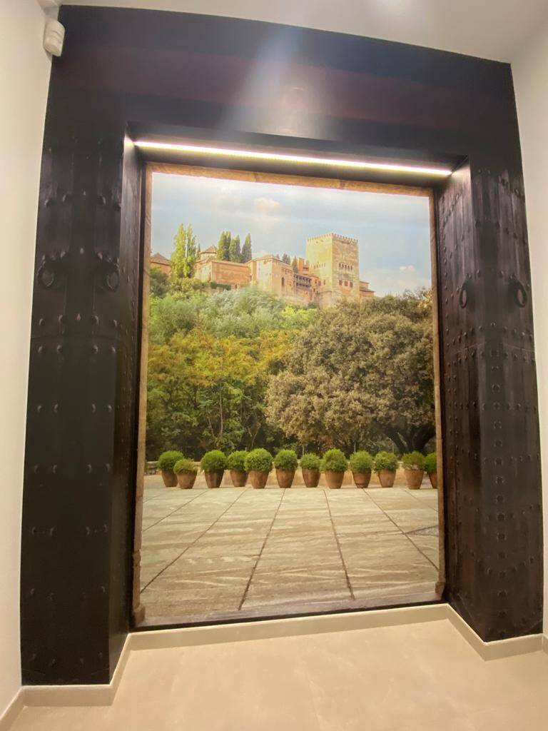 Fotomural impreso decorando la recepción de un hotel en Madrid