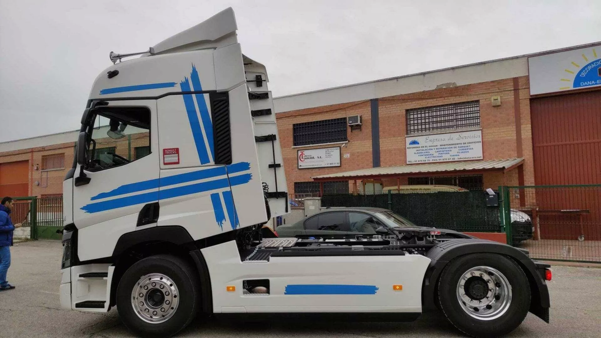 Coche rotulado con vinilo de color y gráficos laterales