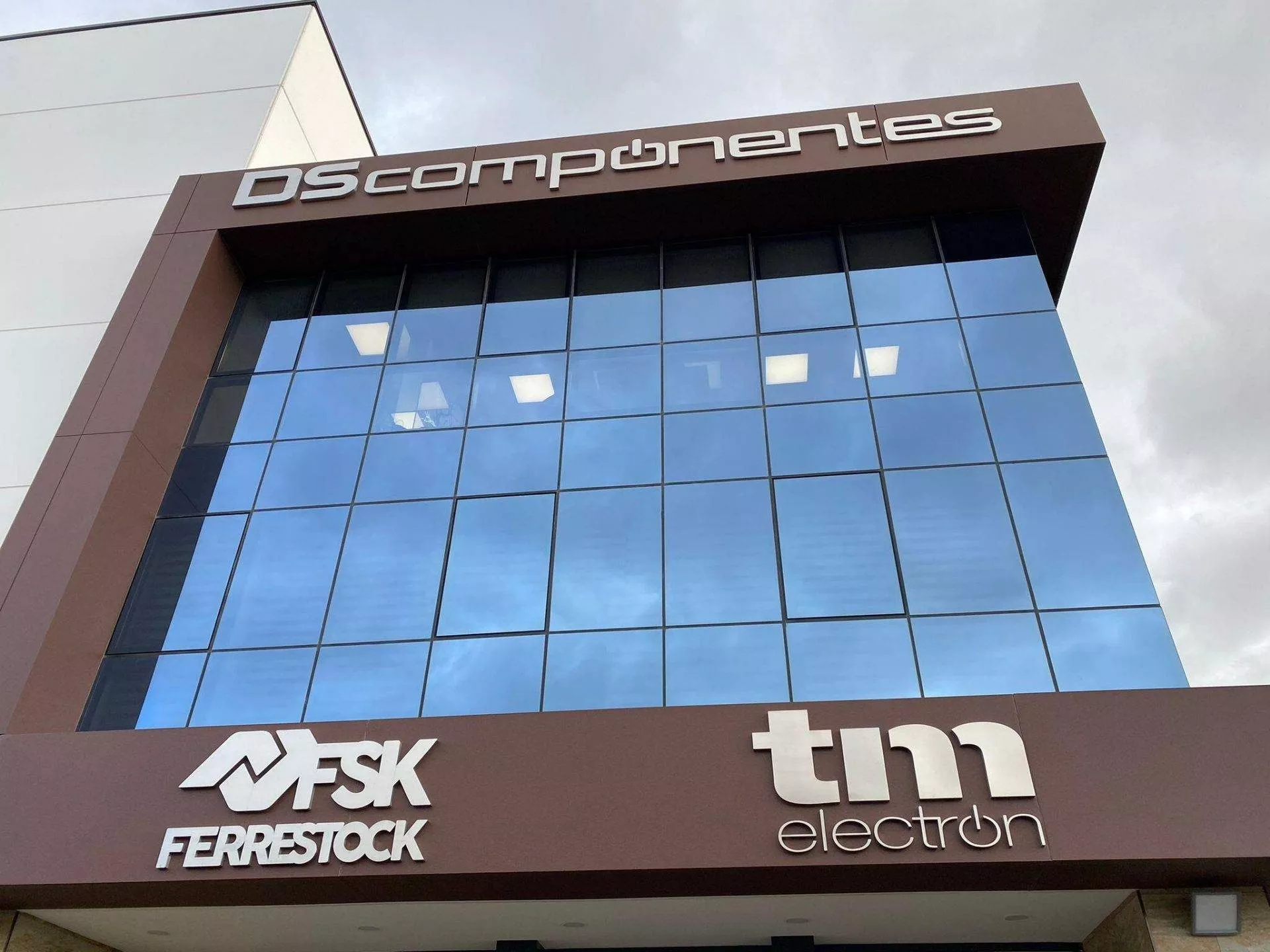 Letras corpóreas de metacrilato con LED en escaparate luminoso