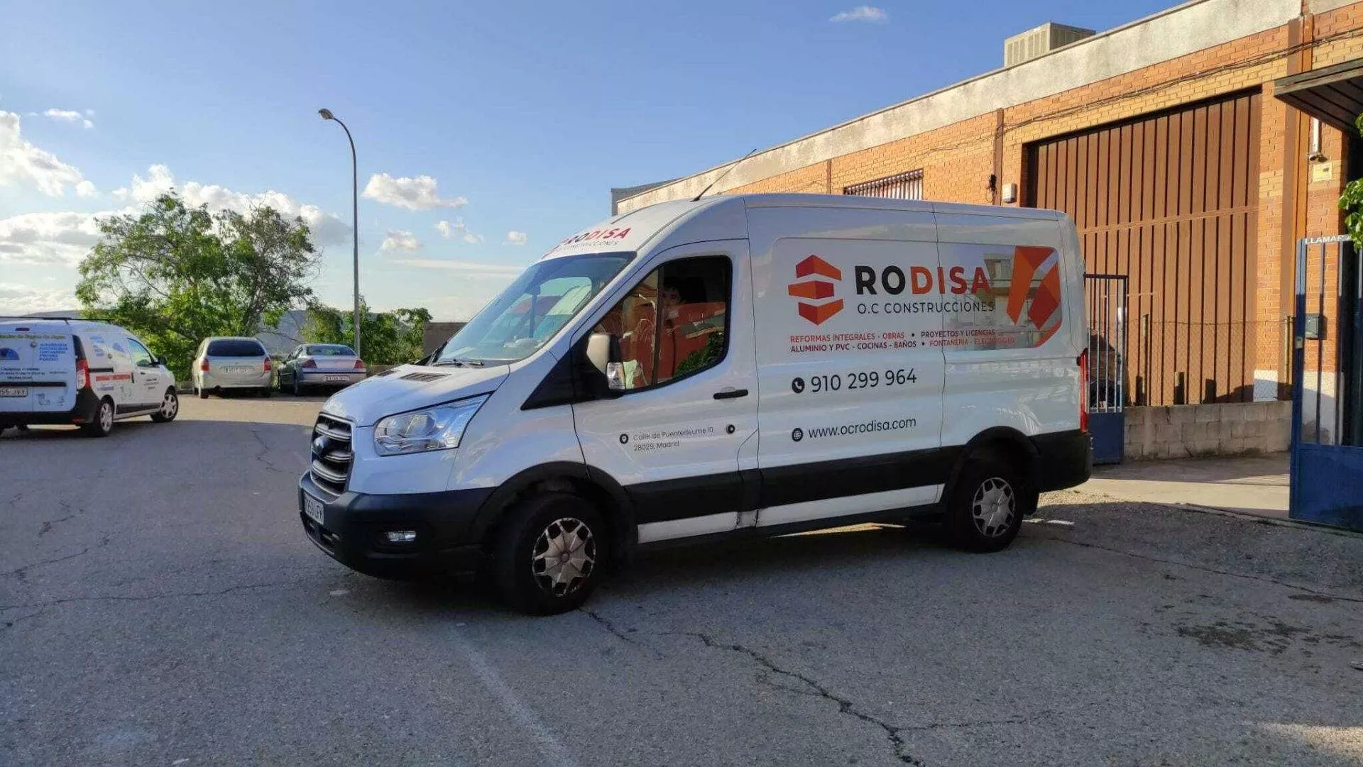 Coche rotulado con vinilo de color y gráficos publicitarios, en Madrid
