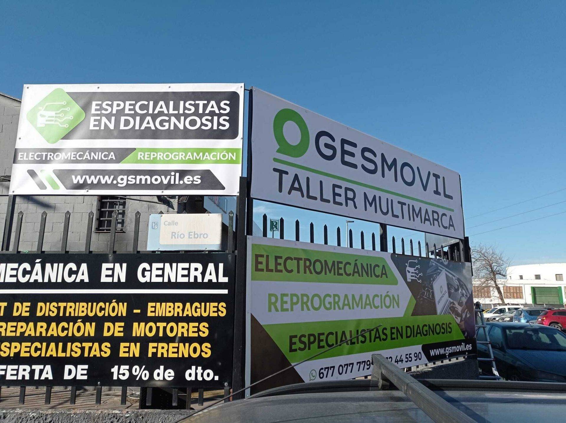 Instalación de lona publicitaria en andamio de edificio