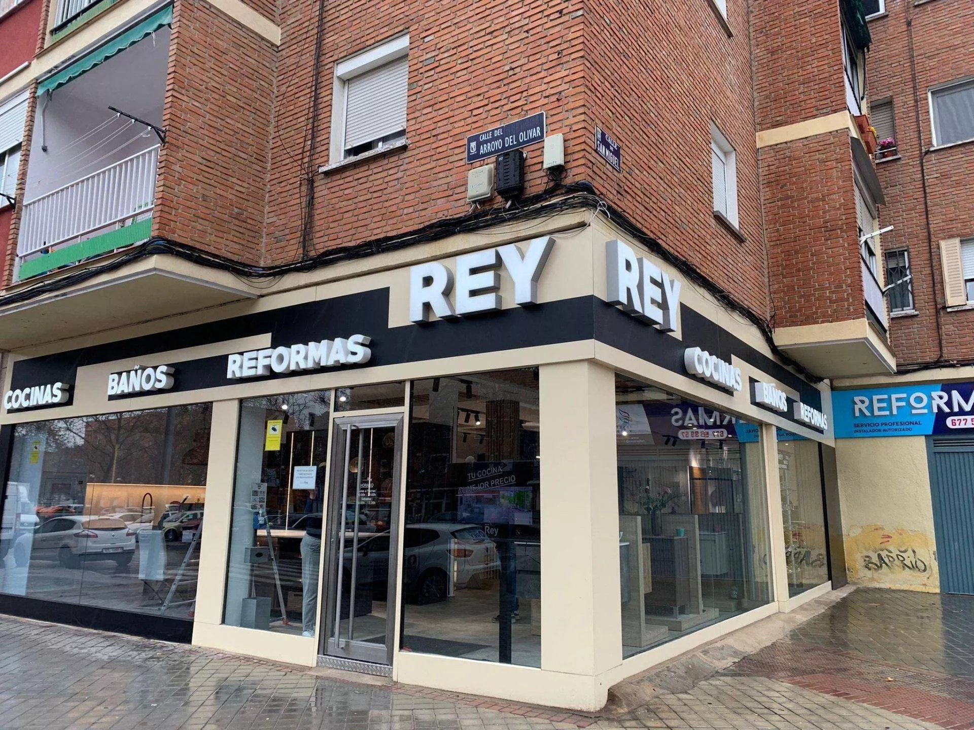Rótulo 3D de metacrilato con LED en fachada de tienda Rotusil Madrid