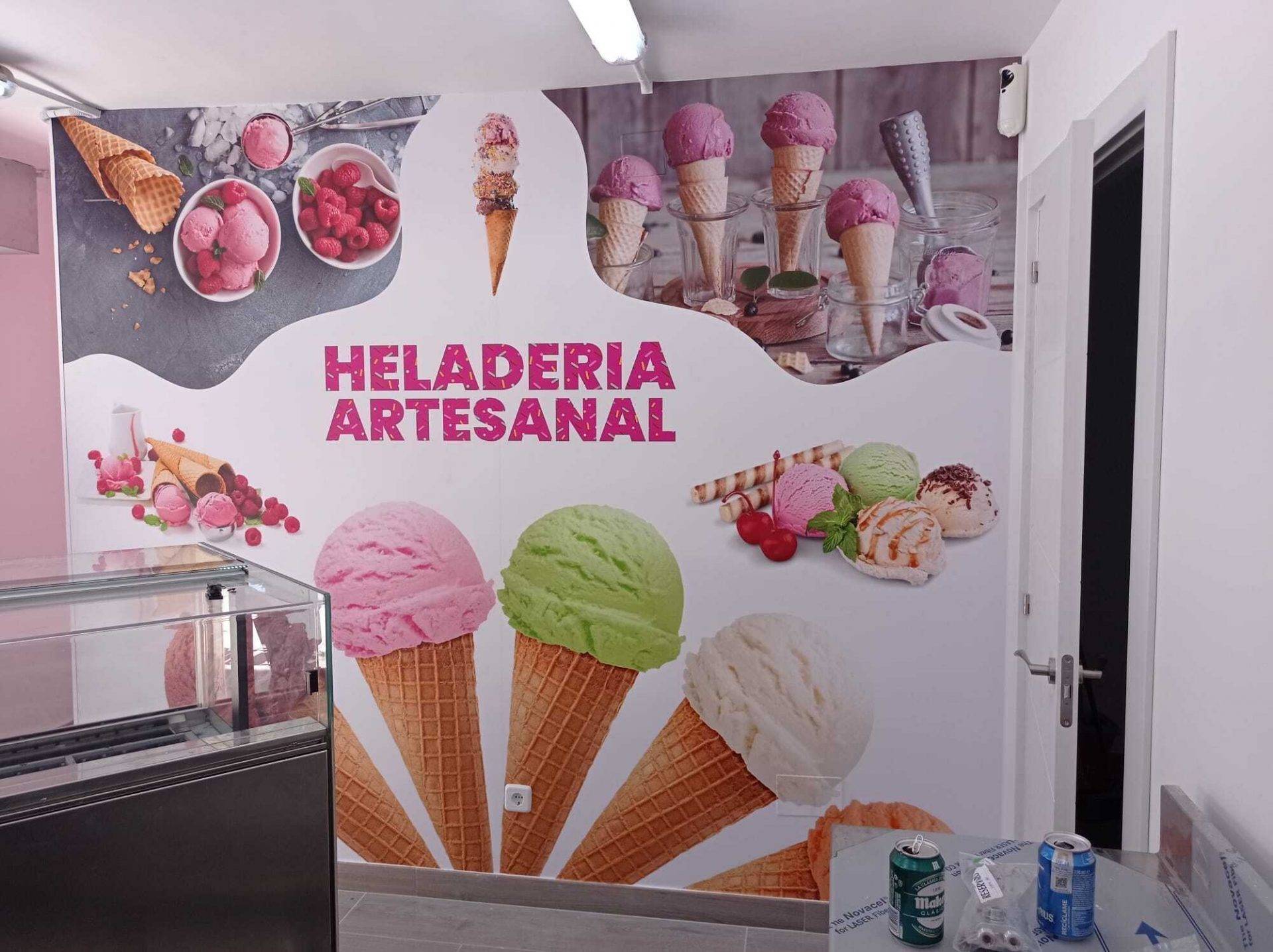 Fotomural impreso en lona decorando el vestíbulo de una empresa