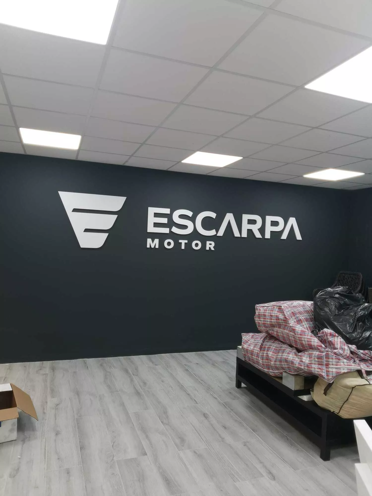 Rótulo 3D de acero en fachada de local comercial Rotusil