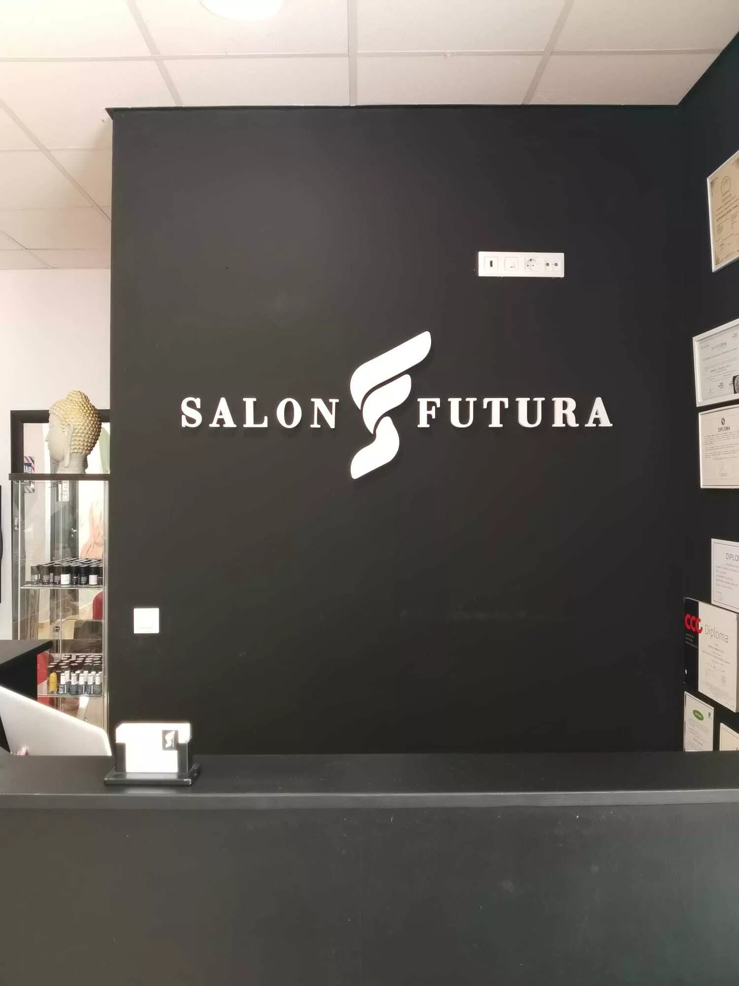 Letras corpóreas de PVC sin luz en interior comercial