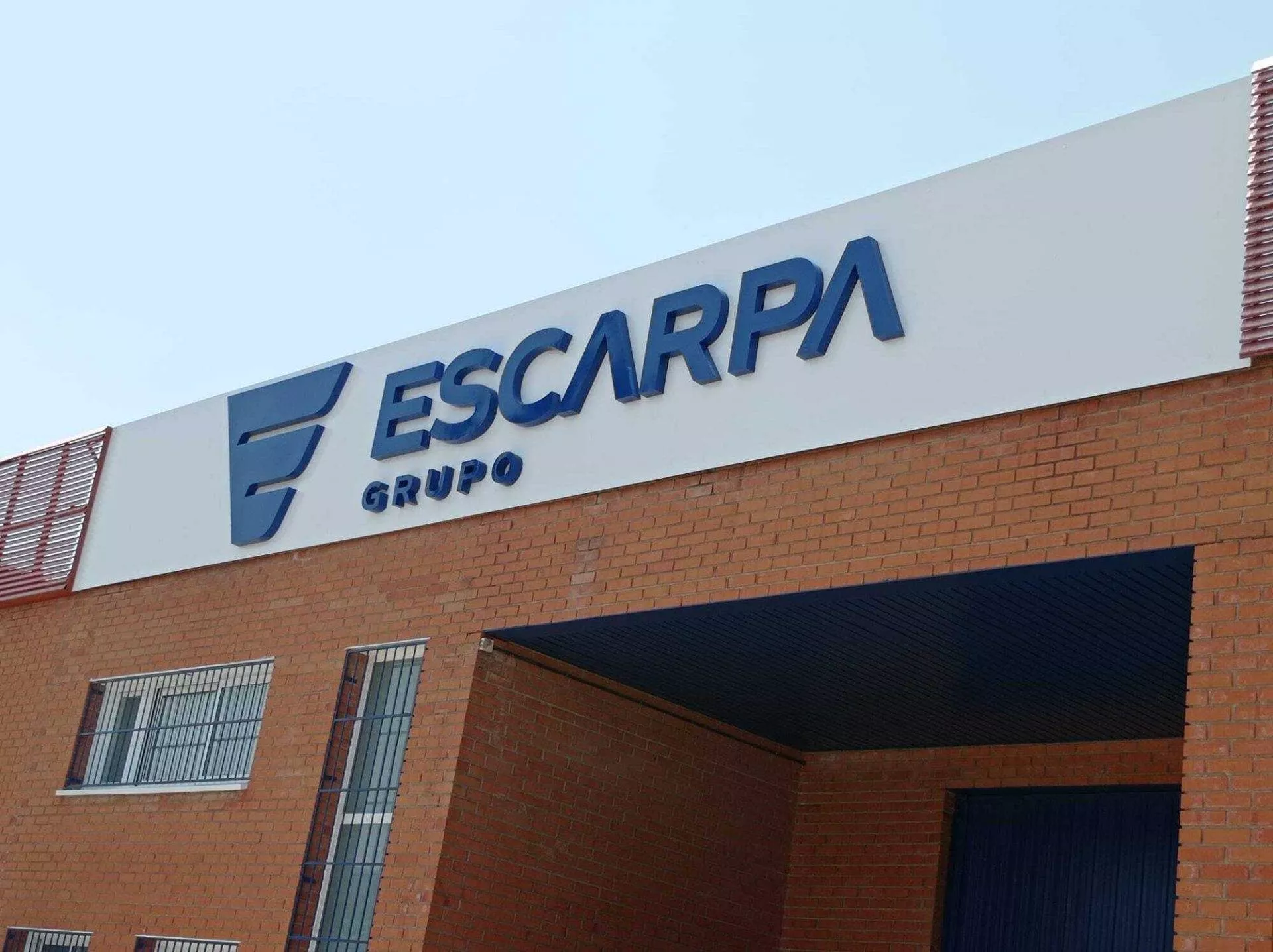Letras corpóreas de PVC sin luz en fachada de local