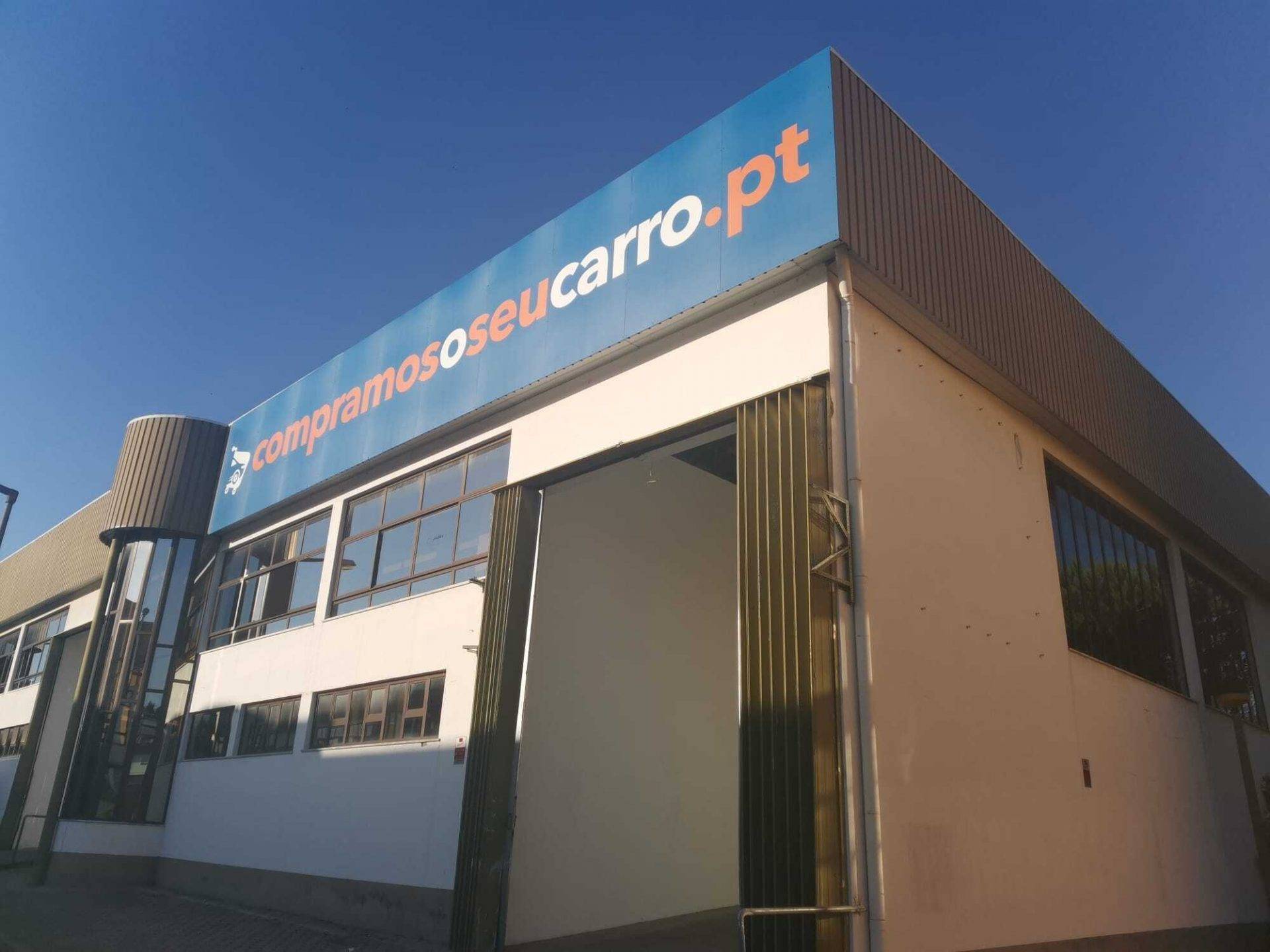 Letras corpóreas metálicas sin luz instaladas en fachada de oficina Rotusil Madrid