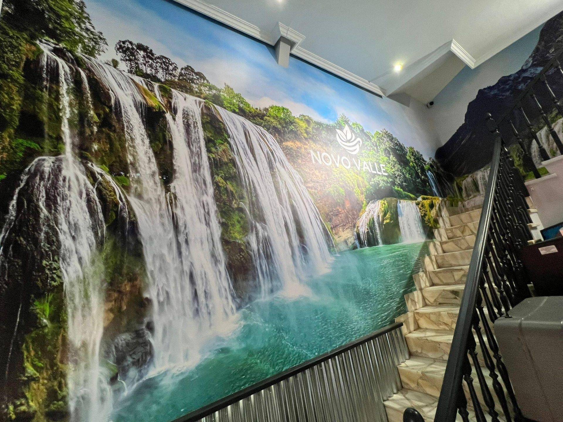 Fotomural a medida cubriendo la pared de un local comercial