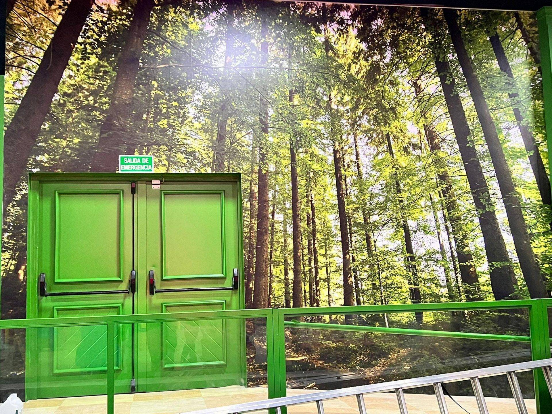 Fotomural con paisaje natural en una sala de espera Rotusil Madrid