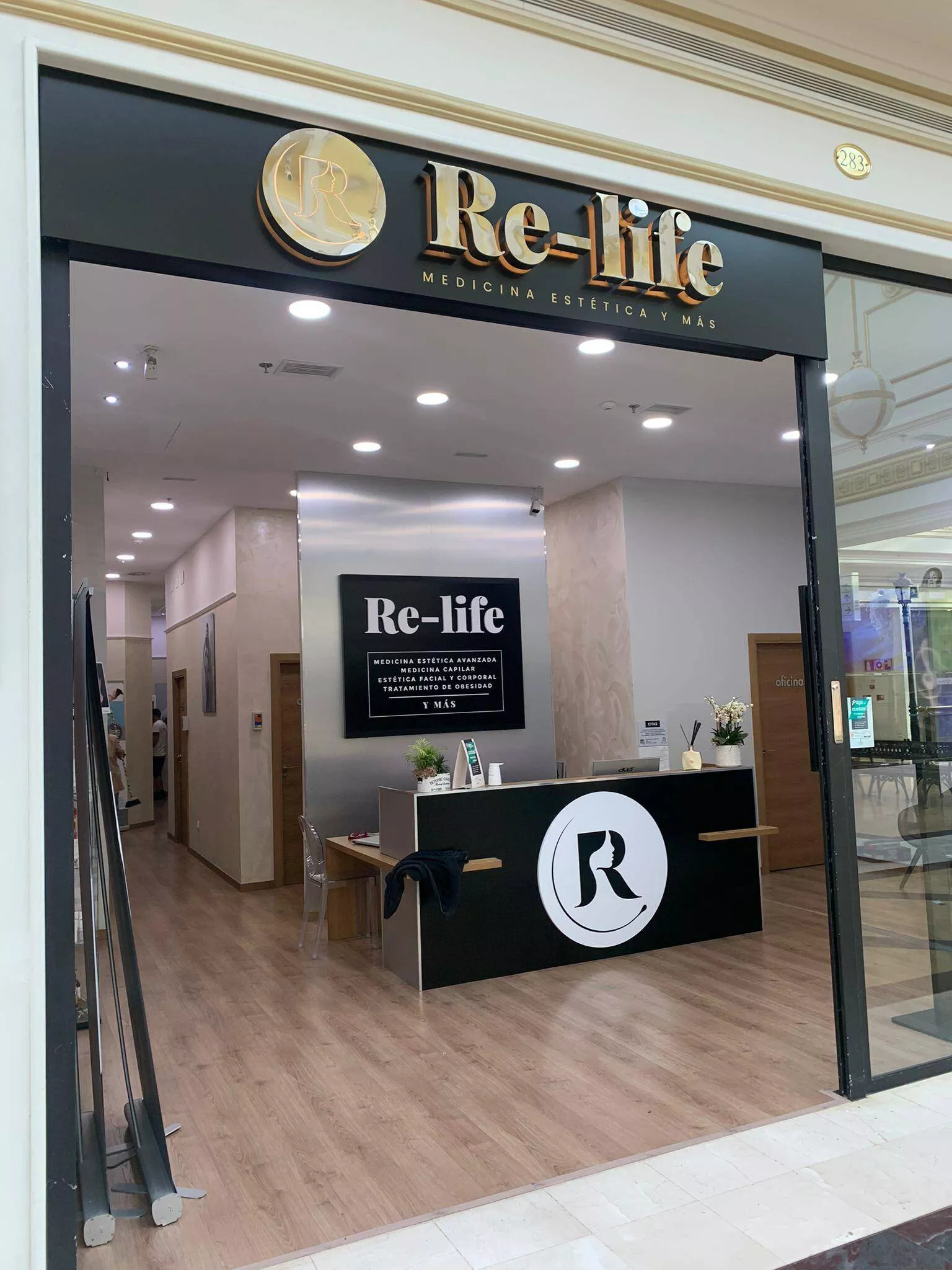 Letras corpóreas de acero inoxidable retroiluminadas en escaparate Rotusil