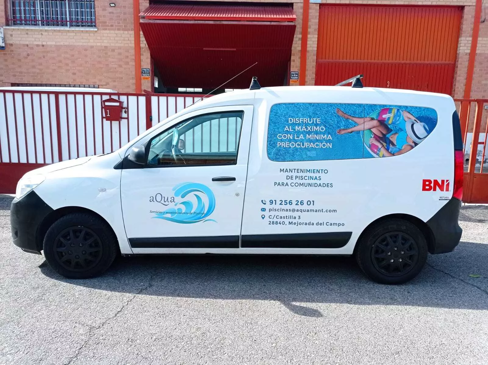 Rotulación de vehículos en furgoneta con logotipo y contacto