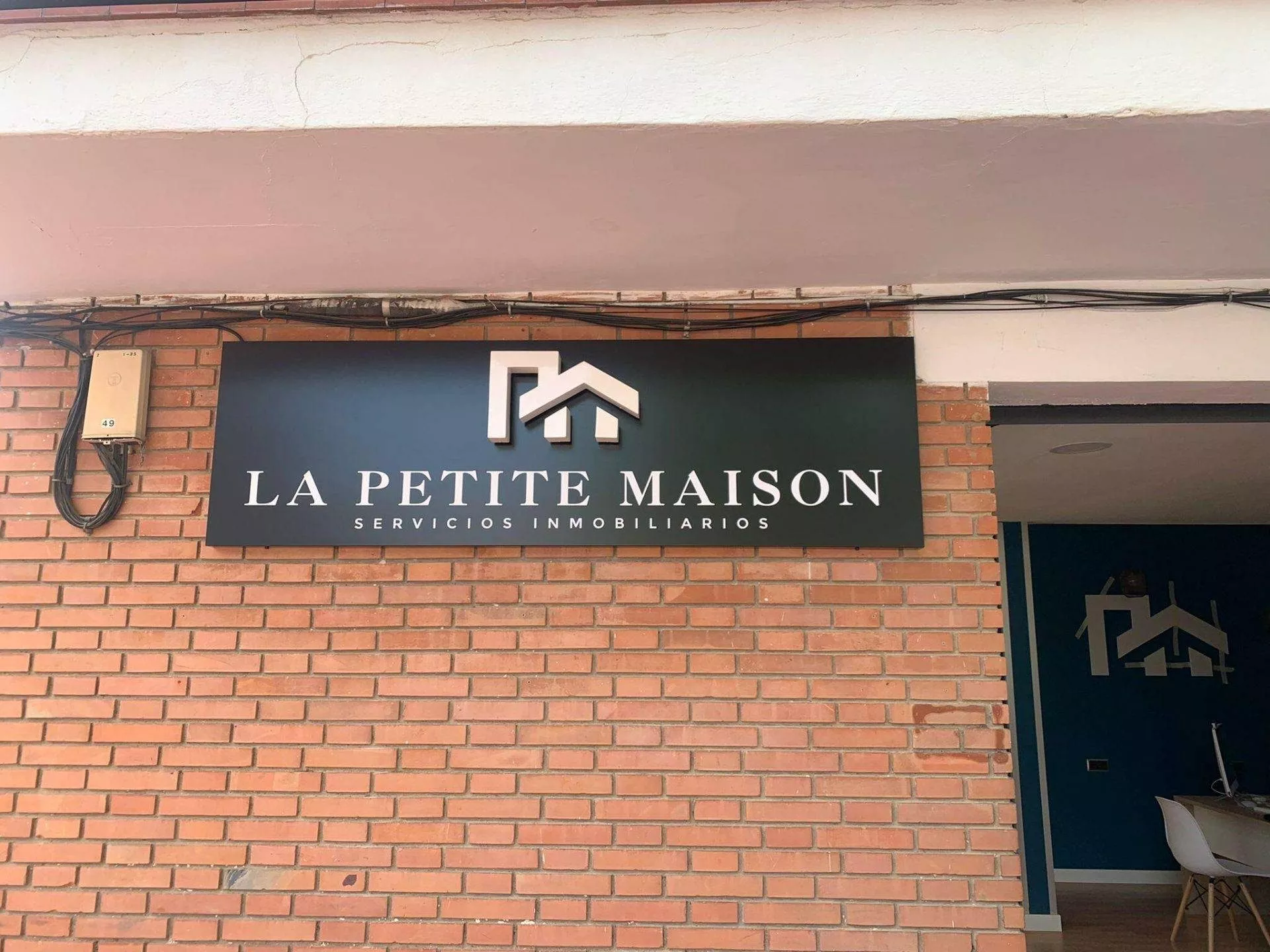 Letras corpóreas de metacrilato sin luz en interior de oficina en Madrid