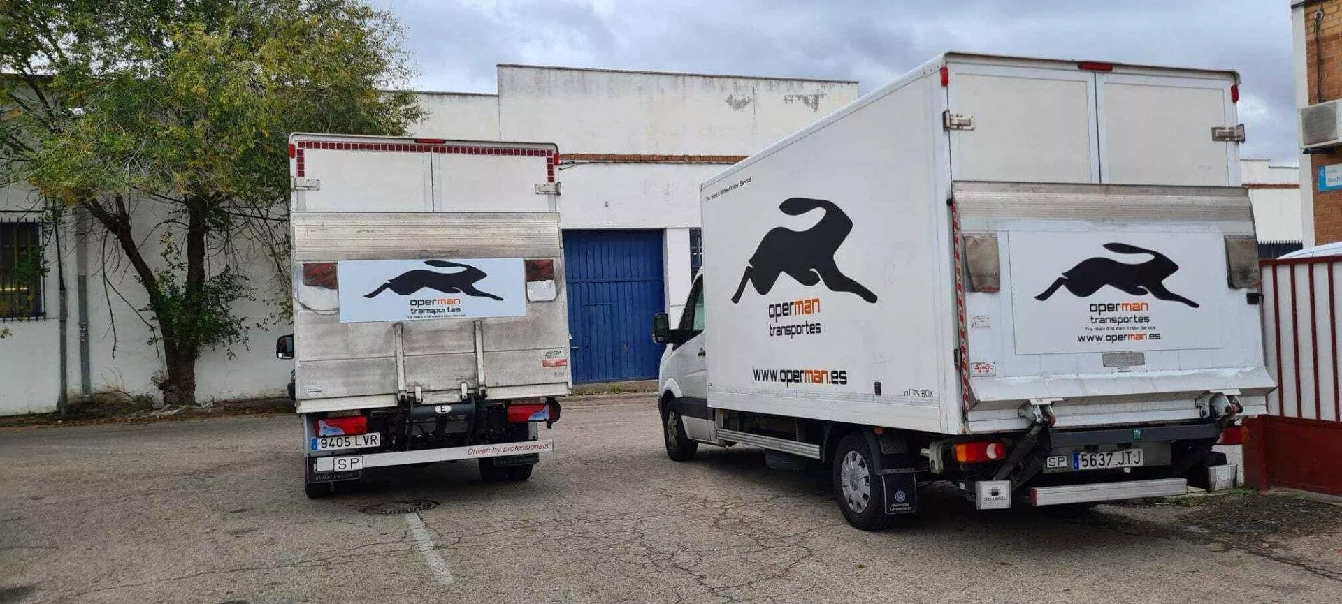 Furgoneta comercial con rotulación integral en vinilo blanco, en Madrid