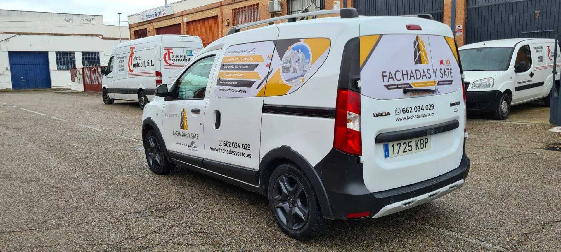 Furgoneta de reparto rotulada con branding de empresa, en toda España