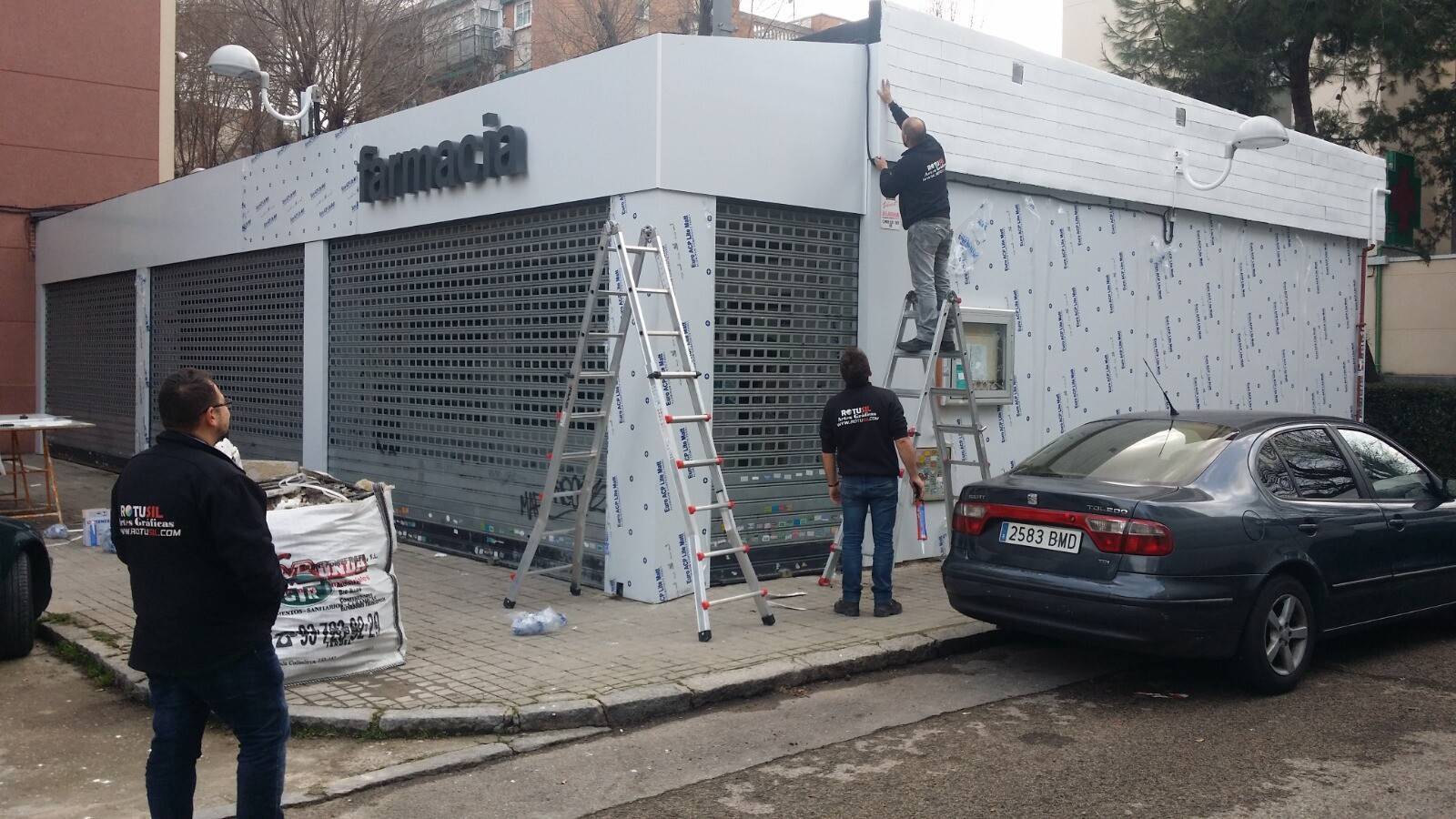 Instalación de revestimiento de fachadas comerciales en aluminio lacado en Madrid