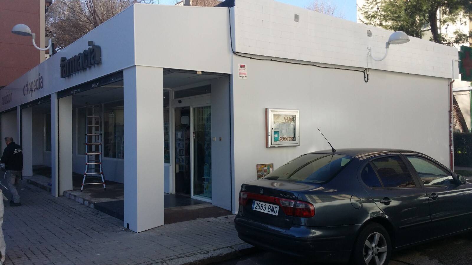 Paneles composite blancos en revestimiento de fachadas de local comercial Rotusil