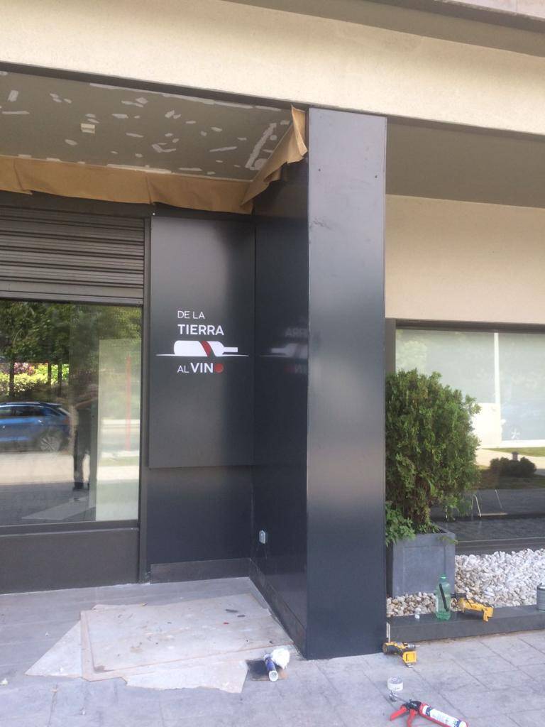 Revestimiento de fachadas en composite para edificio comercial Rotusil Arganda del Rey