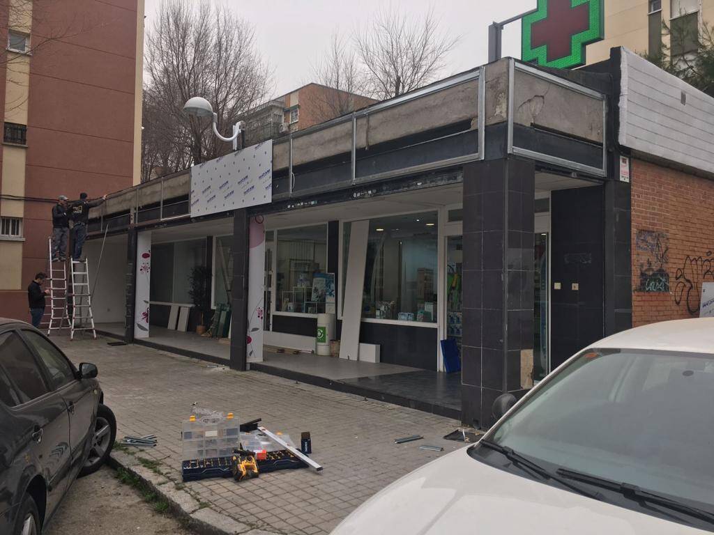 Fachada de tienda con revestimiento de fachadas en composite Rotusil Comunidad de Madrid