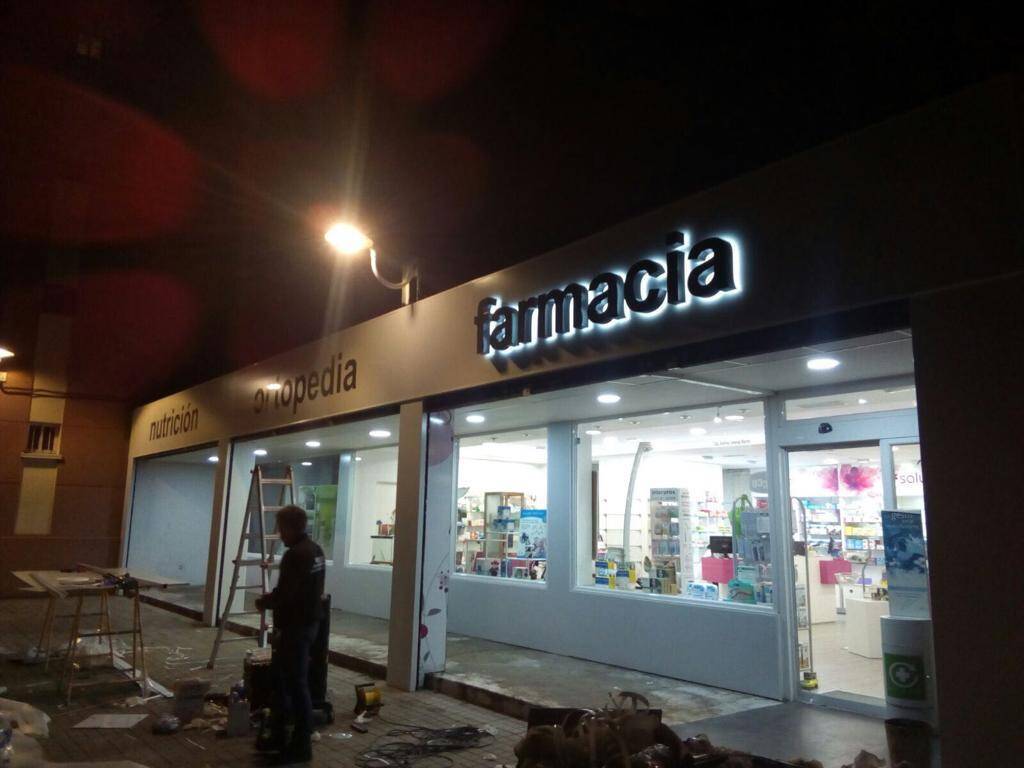 Detalle de revestimiento de fachadas en aluminio sobre entrada de comercio