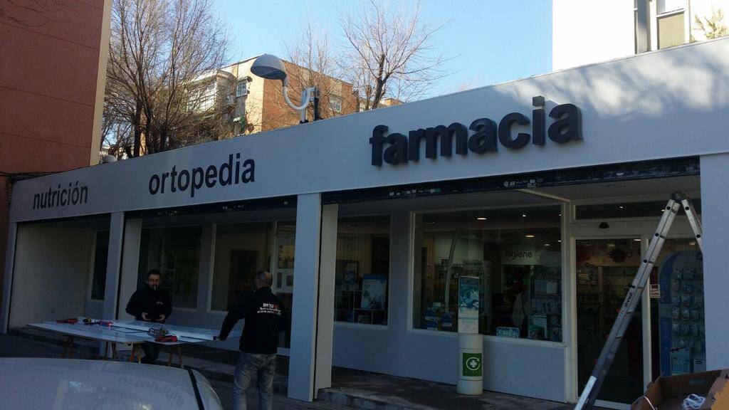 Revestimiento de fachadas ventiladas con paneles metálicos para fachada corporativa Rotusil