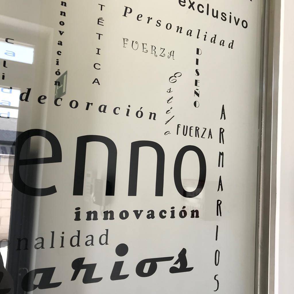 Detalle de vinilo de corte aplicado en cristal de escaparate
