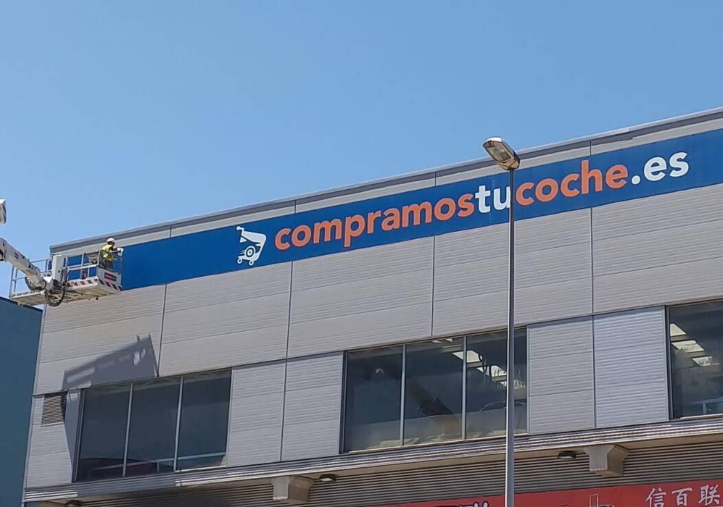 Montaje en altura de letras corpóreas iluminadas con plataforma articulada en toda España