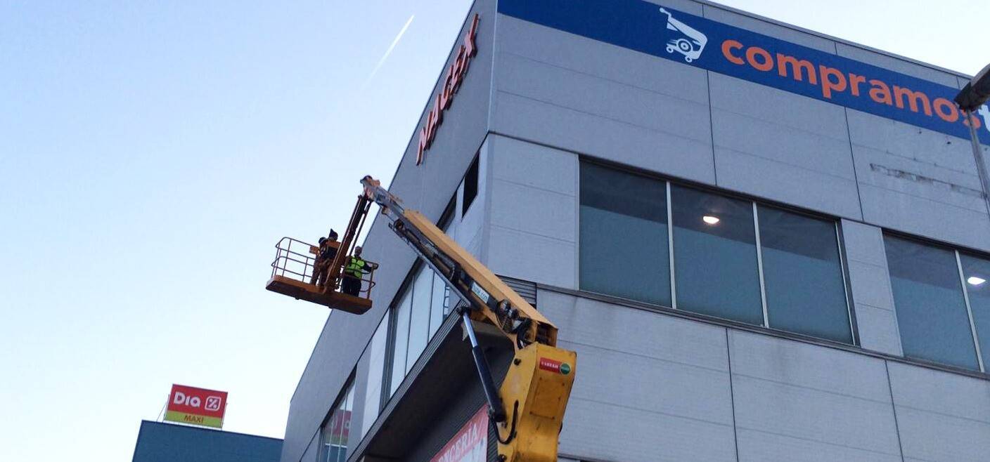 Instalación en altura de logotipo metálico en fachada de nave Rotusil Madrid