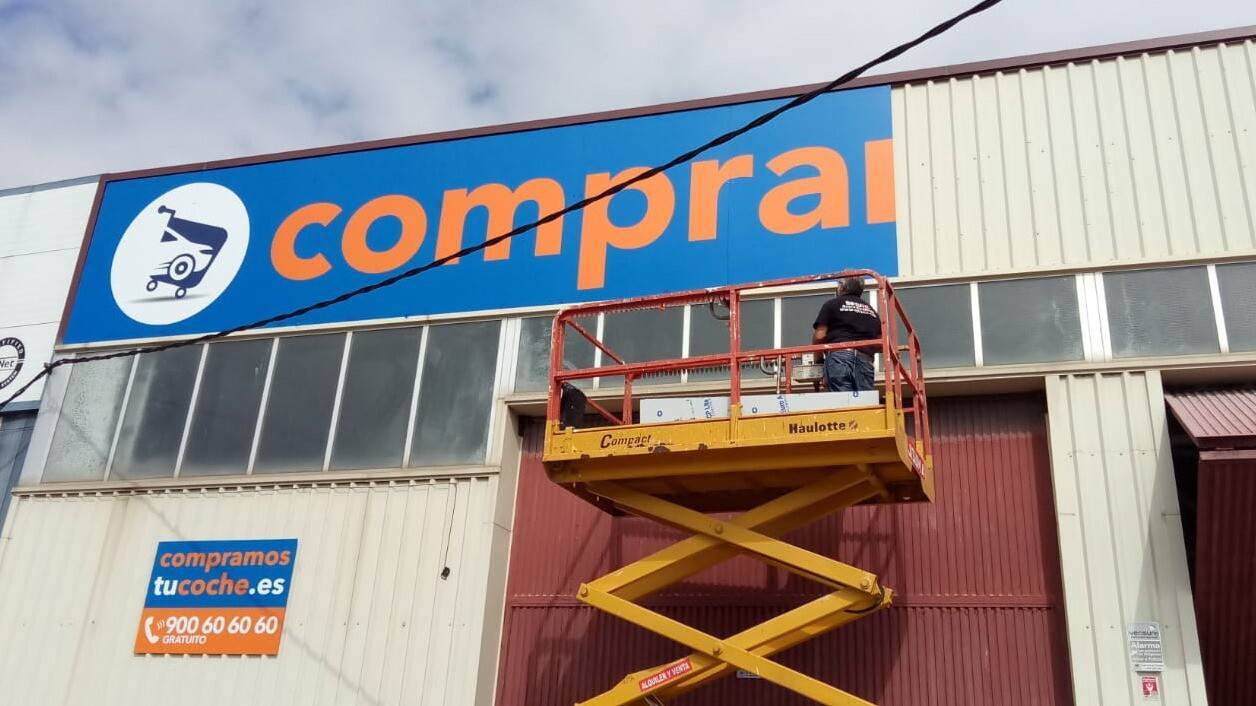 Montaje en altura de rótulo led en coronación de edificio