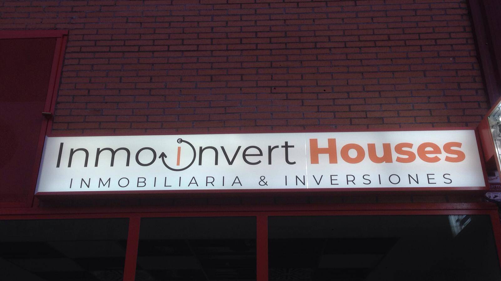 Letras corpóreas luminosas LED en fachada de tienda en Madrid