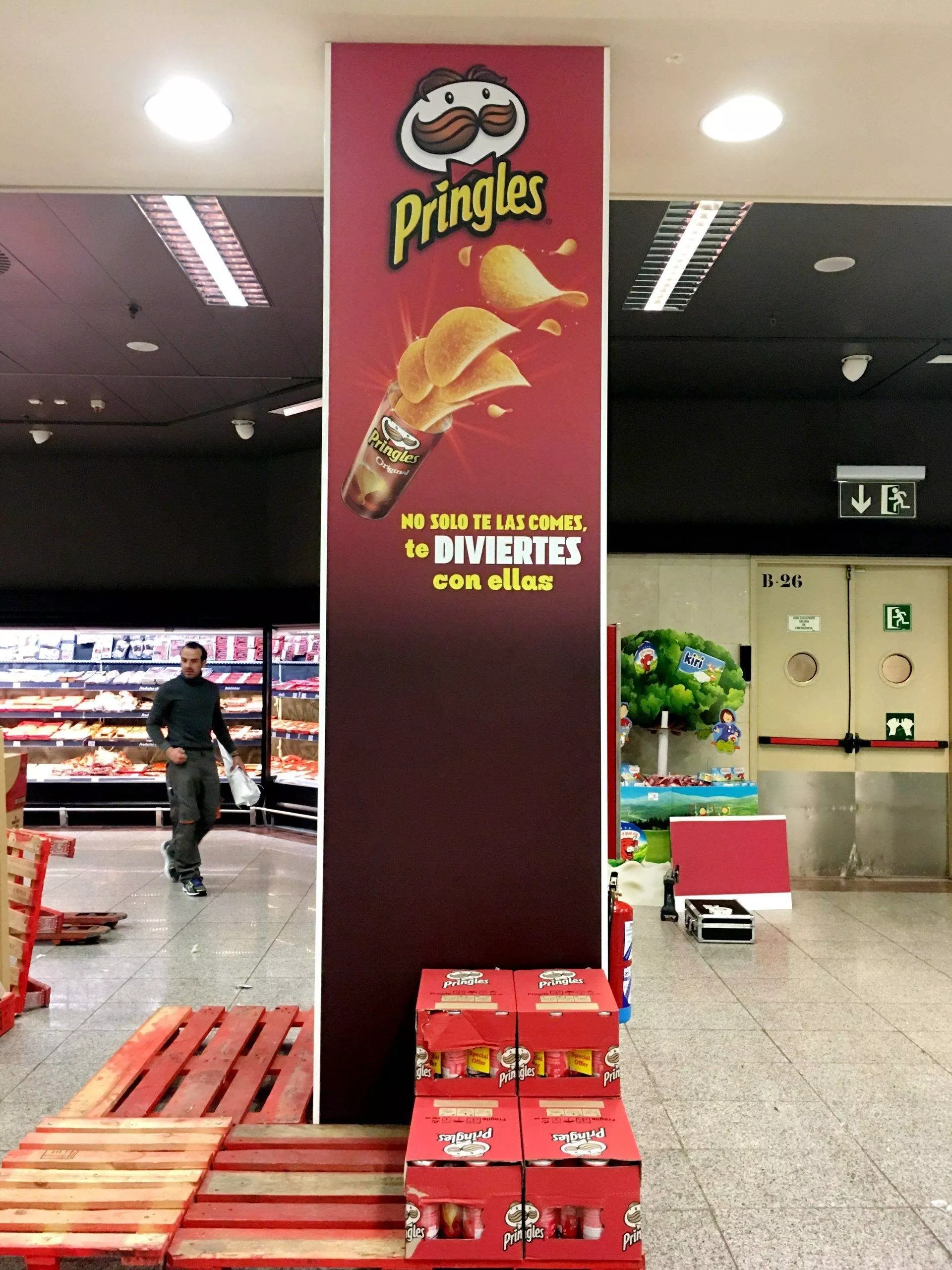 Rótulo de cartelería en metacrilato con logotipo en recepción Rotusil Comunidad de Madrid