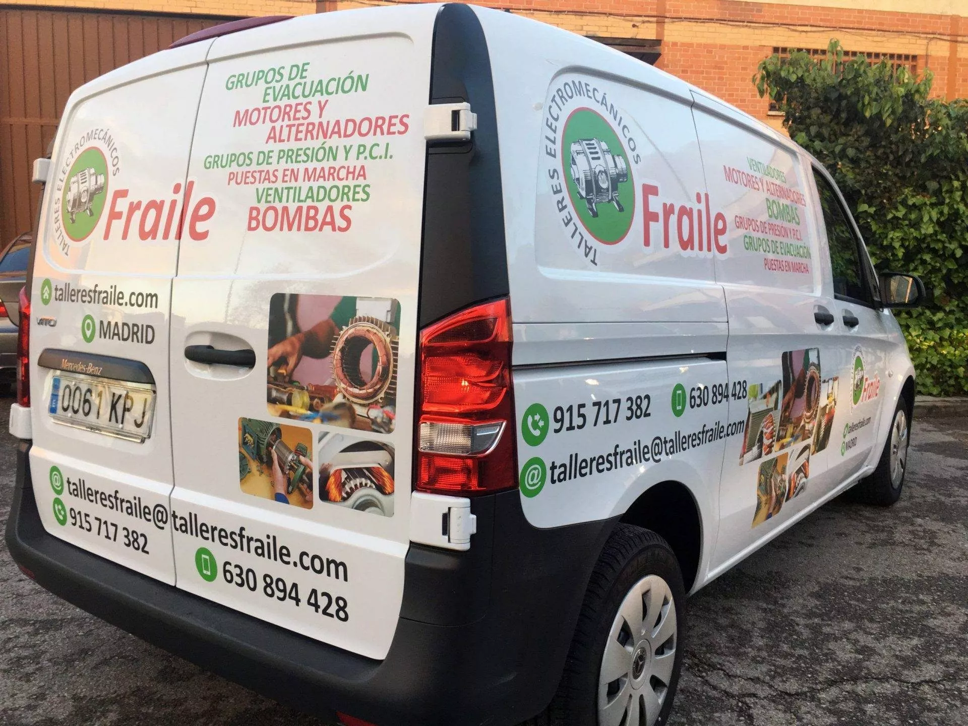 Lateral de coche con rotulación de vehículos publicitaria