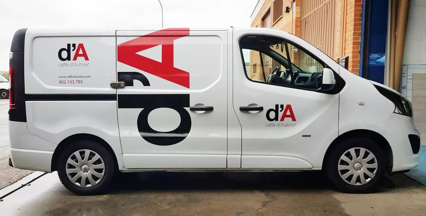 Lateral de coche con rotulación de vehículos y branding