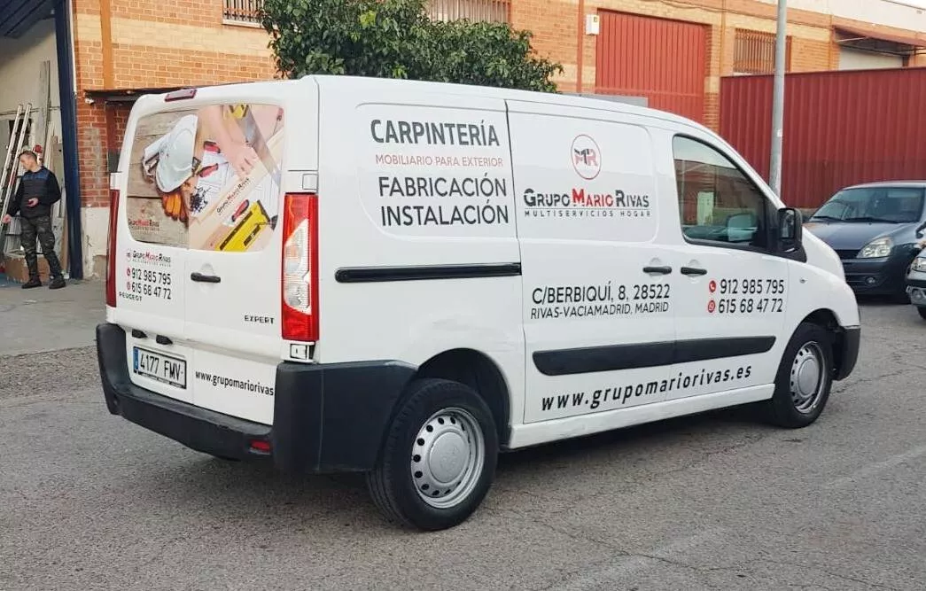 Coche rotulado con vinilo de color y gráficos deportivos, en toda España