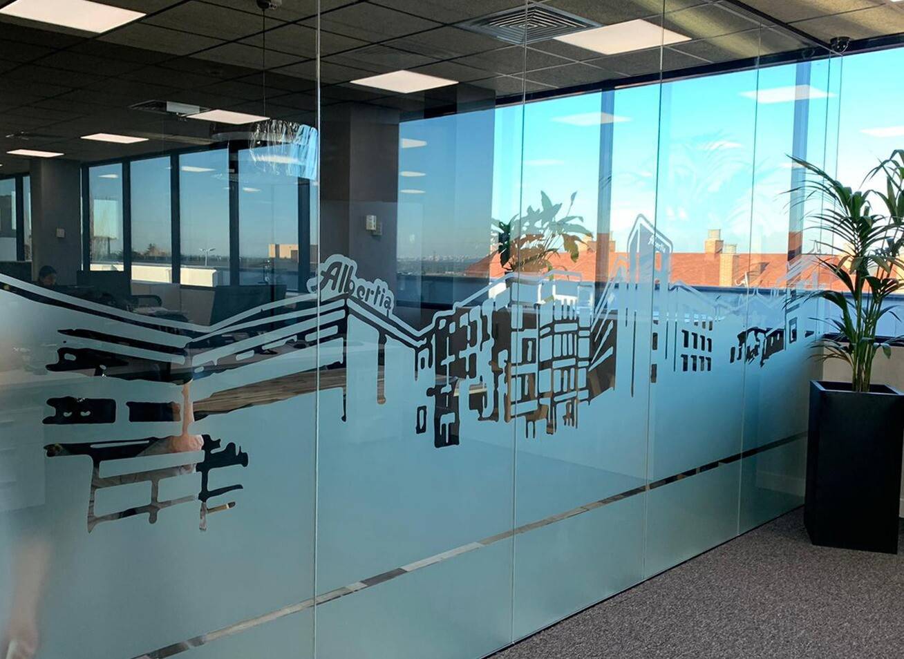 Rotulación de escaparates con vinilo impreso en fachada acristalada de tienda