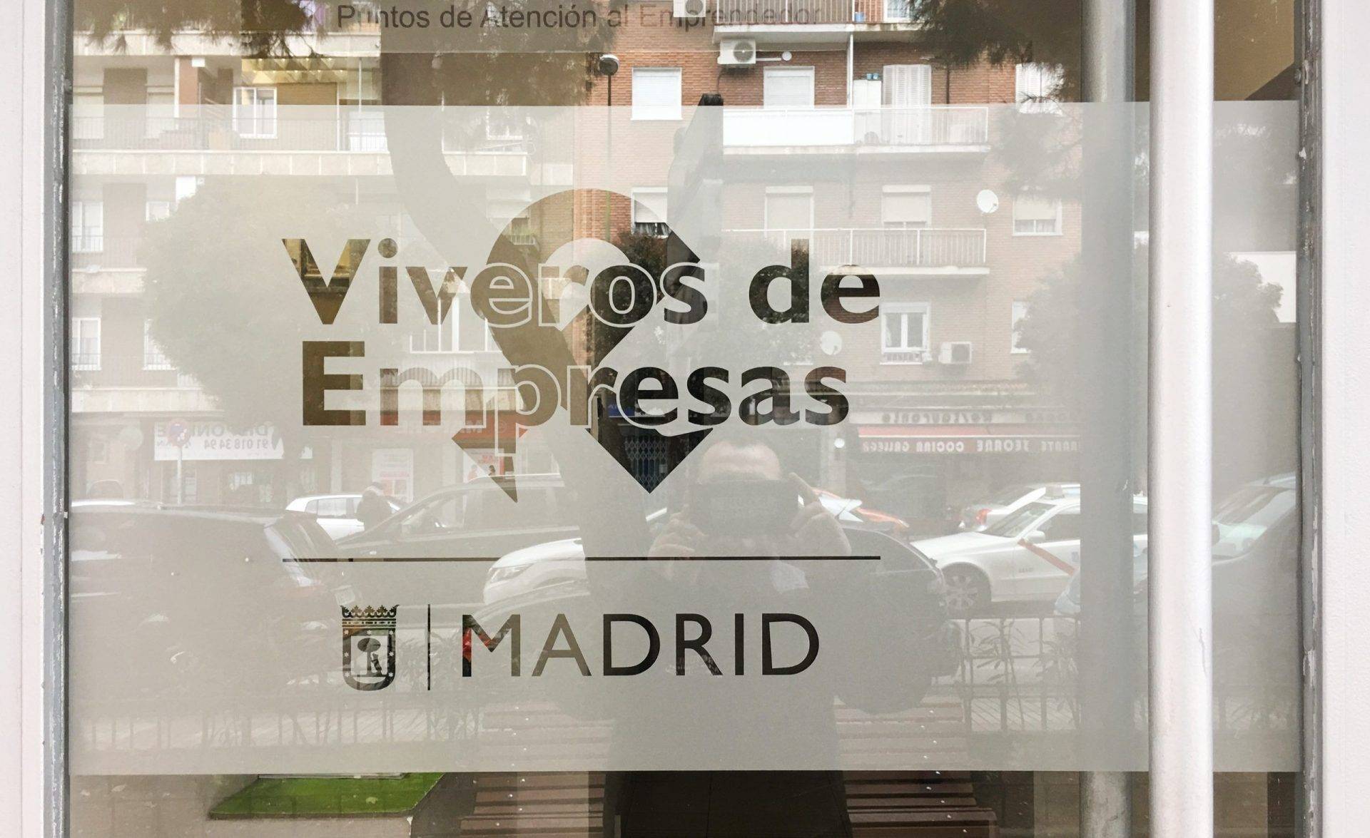 Rotulación de cristales y escaparates con gráficos a color en fachada acristalada
