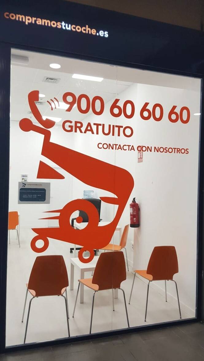 Rotulación de escaparates con vinilo impreso decorativo en tienda, en toda España