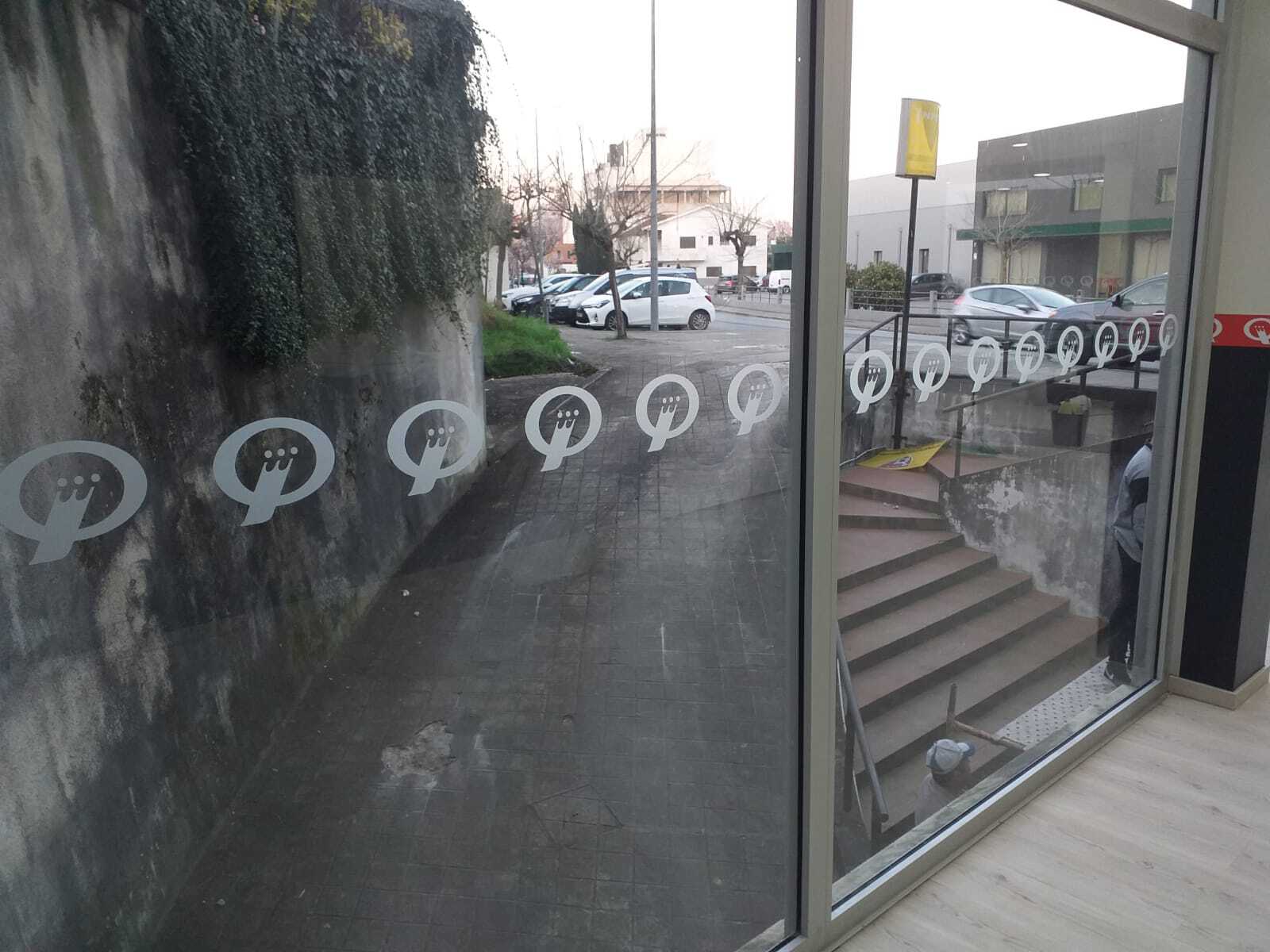 Vinilo de corte en rotulación de vehículo de empresa, en Madrid