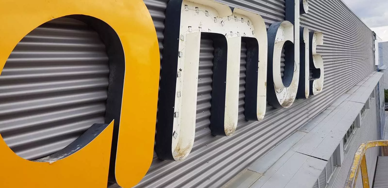 Rótulo 3D de PVC con LED en fachada comercial en toda España