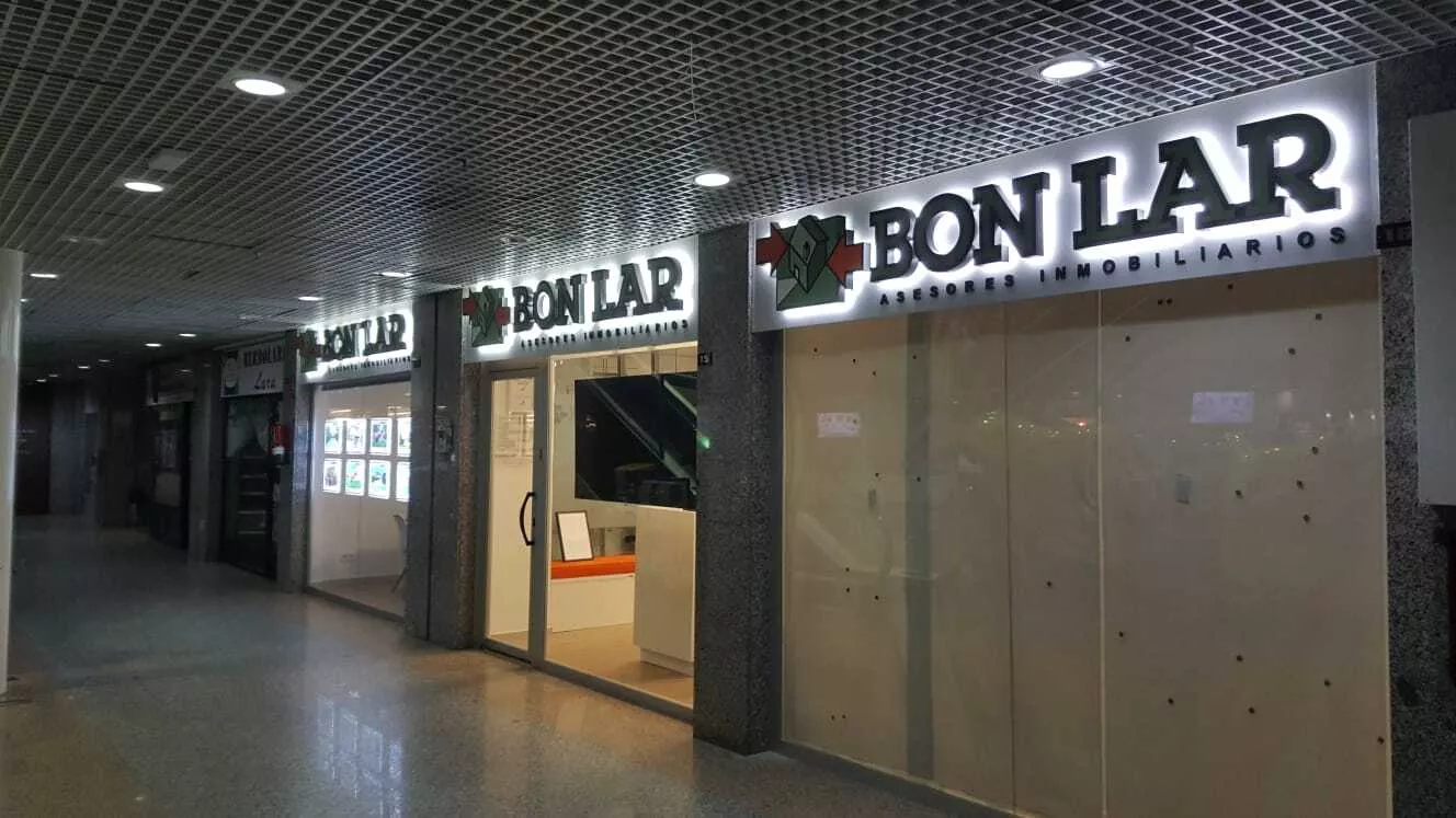 Letras corpóreas de metacrilato sin luz en interior comercial Rotusil Arganda del Rey