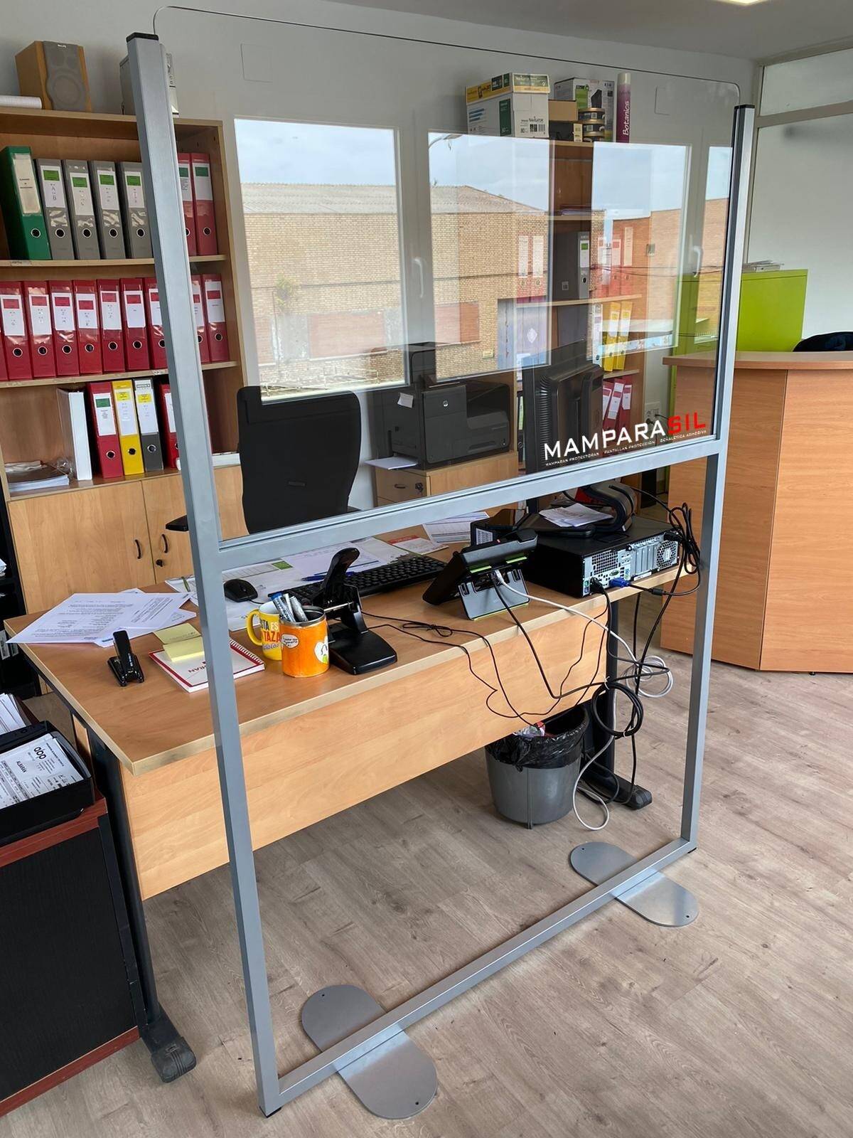Mampara protectora de metacrilato instalada sobre mostrador de comercio, Rotusil Madrid