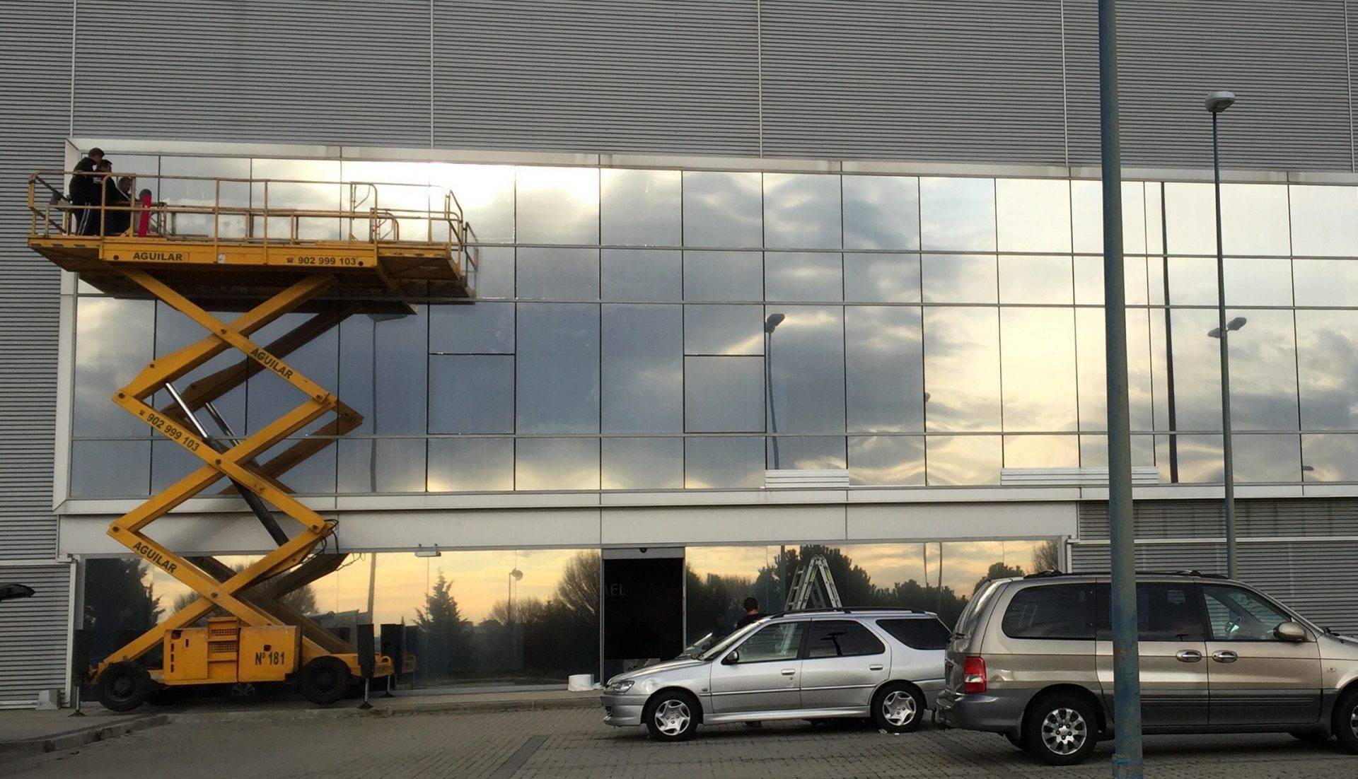 Ventana con lámina de protección solar tintada en salón de vivienda, Rotusil Comunidad de Madrid