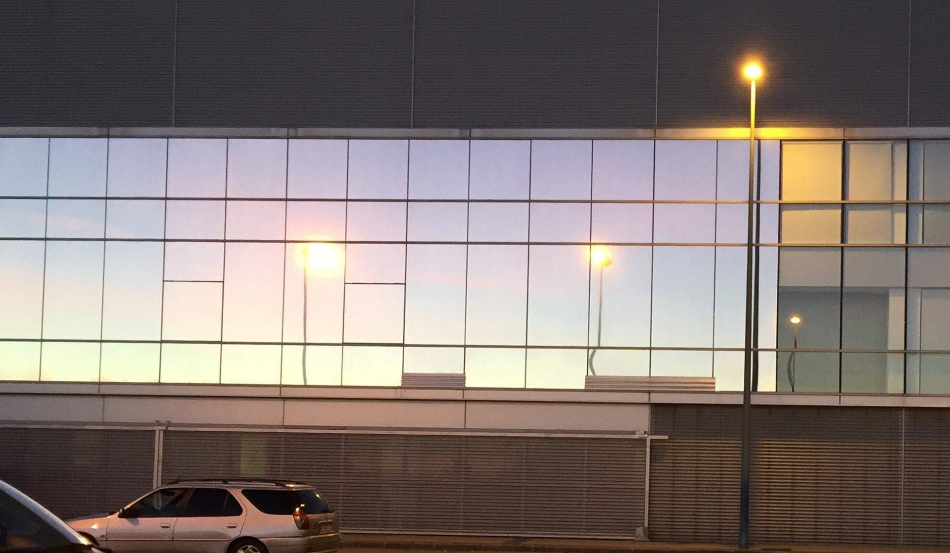 Láminas de protección solar de control térmico para grandes cristaleras de despacho