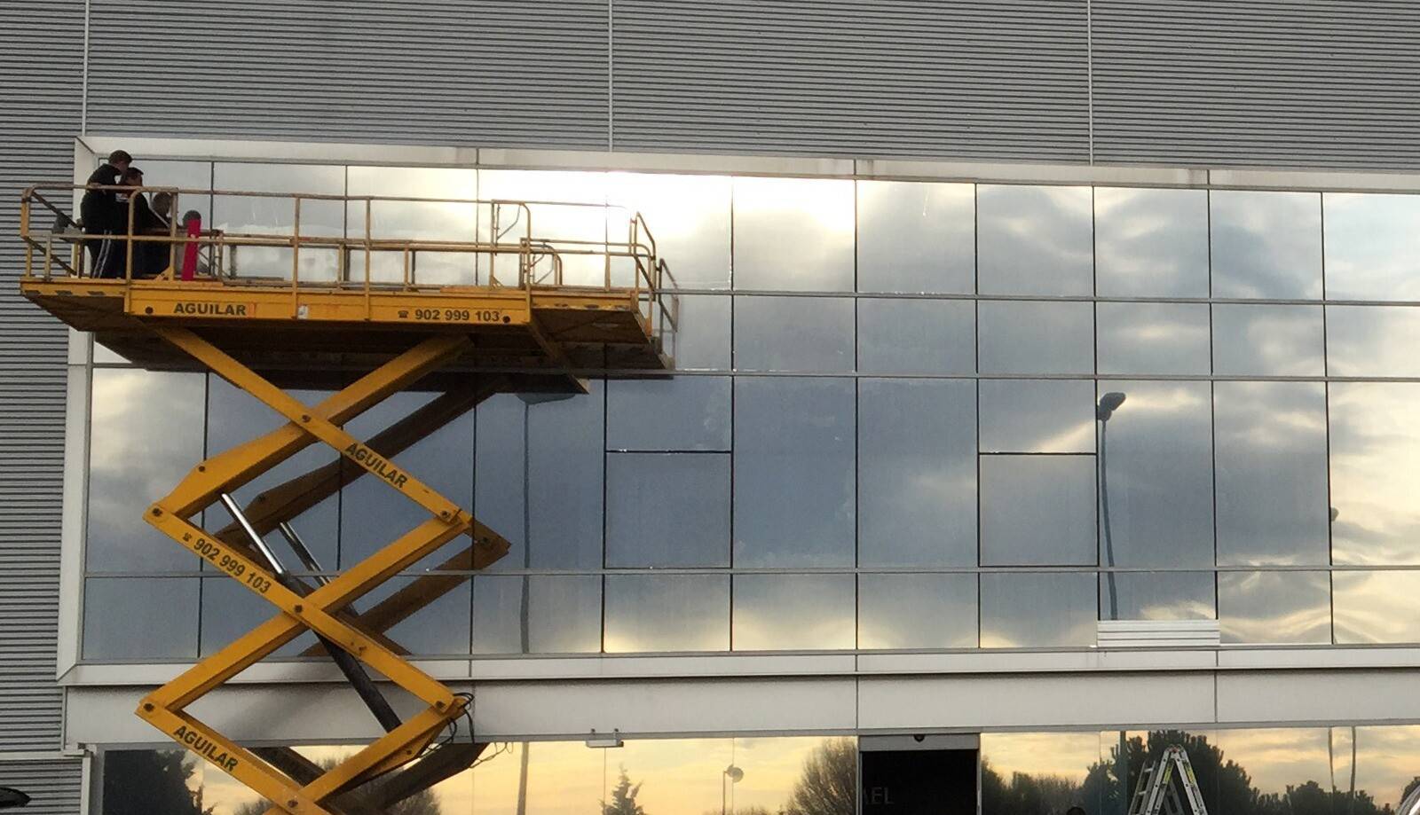 Lámina de protección solar aplicada en ventanales de local comercial en Madrid
