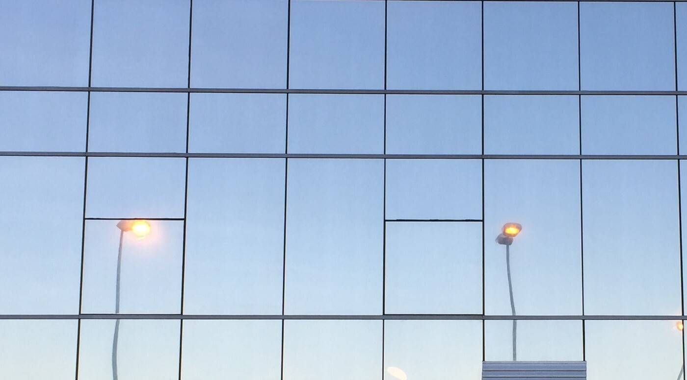 Detalle de lámina de protección solar reflectante sobre cristal de vivienda, Rotusil
