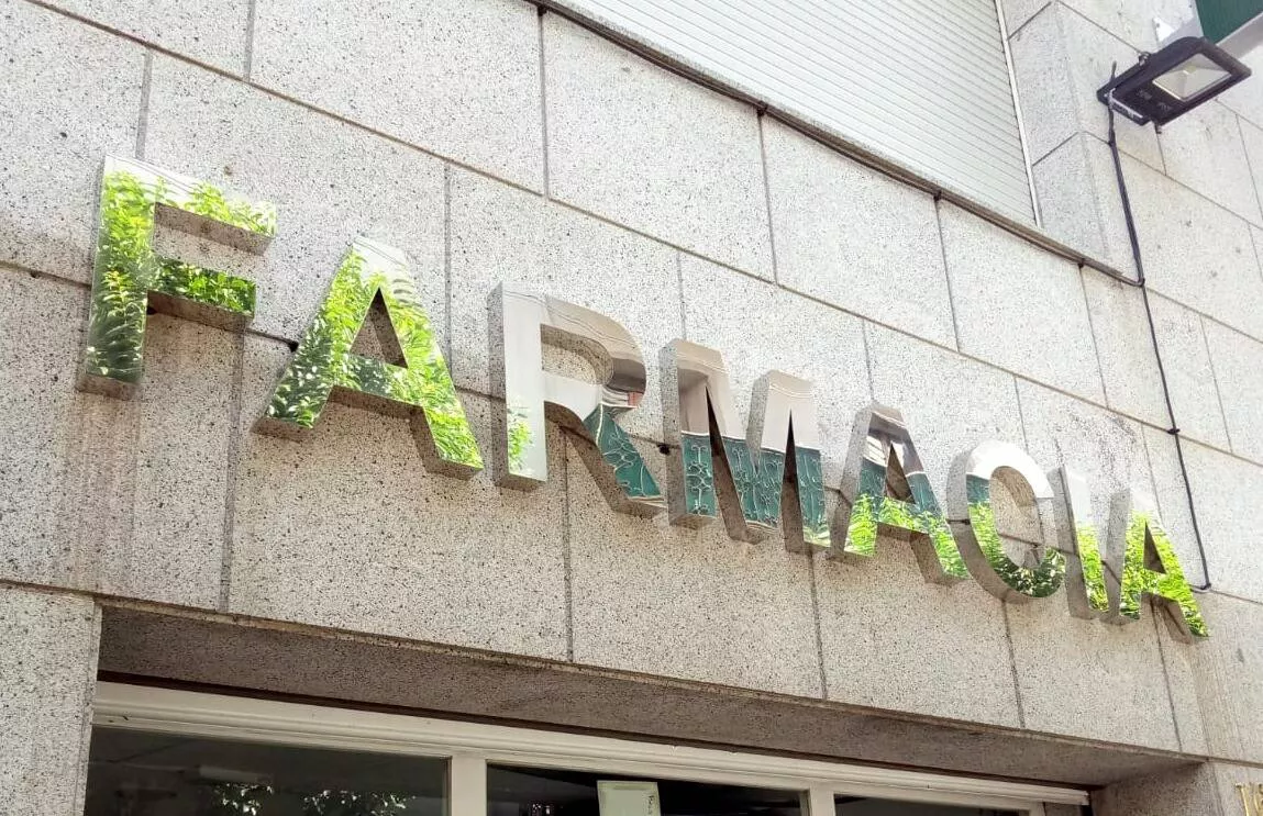 Rótulo 3D de acero inoxidable en coronación de edificio Rotusil Comunidad de Madrid