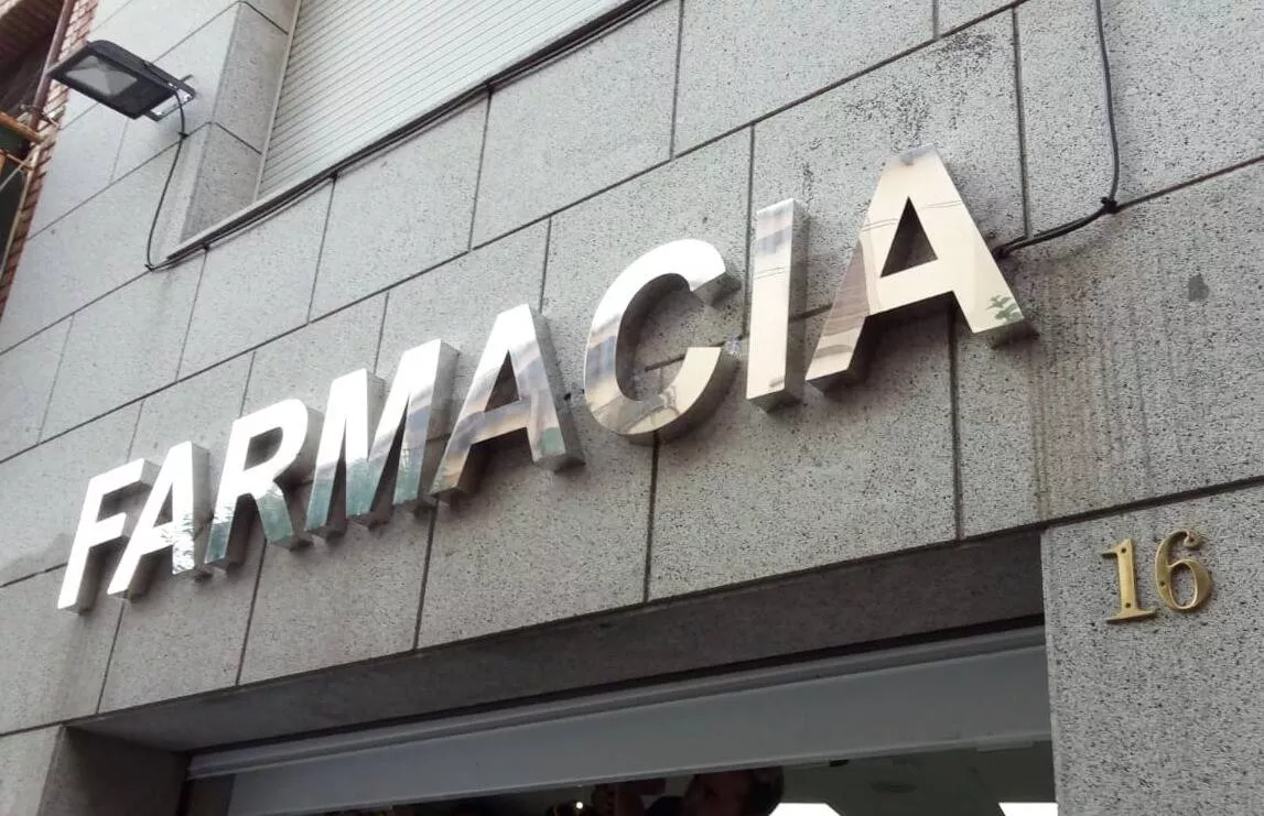 Letras corpóreas de acero corten instaladas en fachada exterior Rotusil Comunidad de Madrid