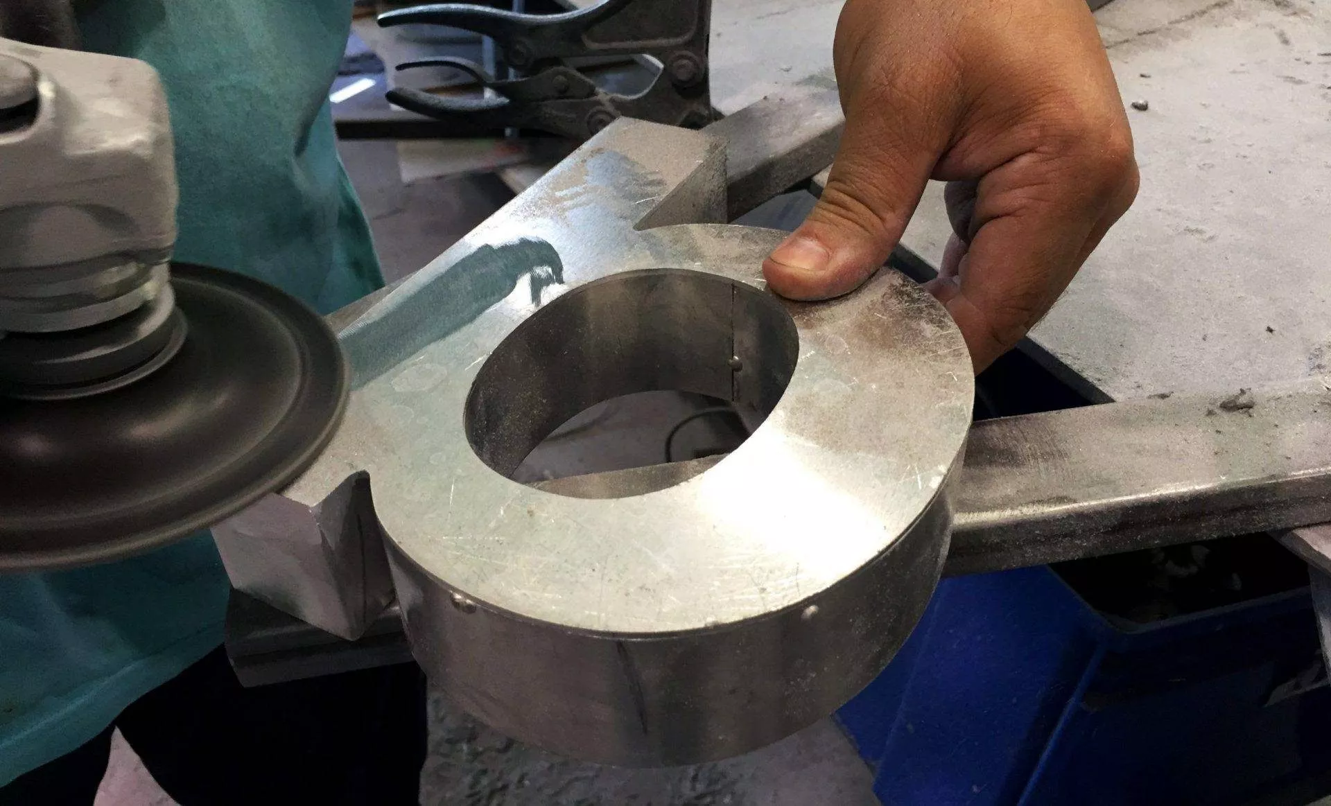 Rótulo 3D de aluminio lacado en fachada exterior en toda España