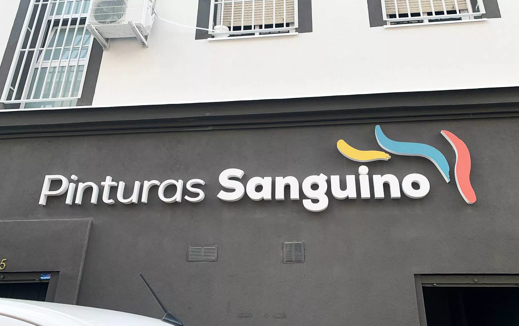 Letras corpóreas de aluminio con LED en fachada comercial Rotusil Madrid
